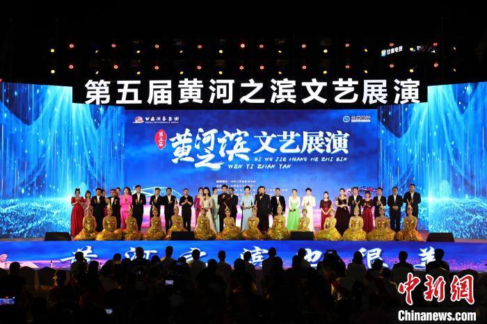 7月19日晚，第五屆黃河之濱文藝展演在蘭州體育文化廣場(chǎng)開幕。張曦予 攝