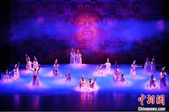 7月18日晚，中國(guó)經(jīng)典舞劇《絲路花雨》在甘肅蘭州黃河劇院進(jìn)行演出。中國(guó)經(jīng)典舞劇《絲路花雨》迎來(lái)45周年，7月17日-8月4日在蘭州開(kāi)啟為期多天的駐場(chǎng)演出。該舞劇取材于敦煌莫高窟壁畫(huà)，集中國(guó)霓裳羽衣舞、敦煌舞、印度舞、黑巾舞、波斯馬鈴舞等于一身，自1979年演出至今，該劇先后在40多個(gè)國(guó)家和地區(qū)演出近4000場(chǎng)，觀眾550多萬(wàn)人次。中新社記者 李亞龍 攝</p>
<p>