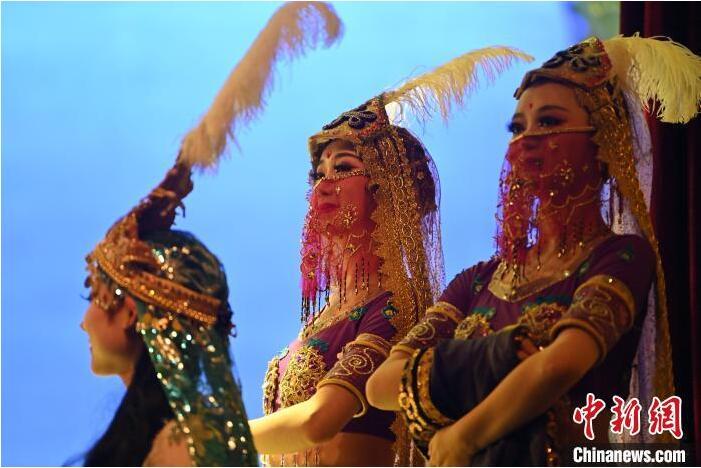 7月18日晚，中國(guó)經(jīng)典舞劇《絲路花雨》在甘肅蘭州黃河劇院進(jìn)行演出。中國(guó)經(jīng)典舞劇《絲路花雨》迎來(lái)45周年，7月17日-8月4日在蘭州開(kāi)啟為期多天的駐場(chǎng)演出。該舞劇取材于敦煌莫高窟壁畫(huà)，集中國(guó)霓裳羽衣舞、敦煌舞、印度舞、黑巾舞、波斯馬鈴舞等于一身，自1979年演出至今，該劇先后在40多個(gè)國(guó)家和地區(qū)演出近4000場(chǎng)，觀眾550多萬(wàn)人次。中新社記者 李亞龍 攝</p>
<p>