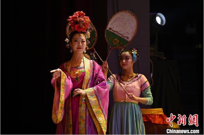 7月18日晚，中國(guó)經(jīng)典舞劇《絲路花雨》在甘肅蘭州黃河劇院進(jìn)行演出。中國(guó)經(jīng)典舞劇《絲路花雨》迎來(lái)45周年，7月17日-8月4日在蘭州開(kāi)啟為期多天的駐場(chǎng)演出。該舞劇取材于敦煌莫高窟壁畫(huà)，集中國(guó)霓裳羽衣舞、敦煌舞、印度舞、黑巾舞、波斯馬鈴舞等于一身，自1979年演出至今，該劇先后在40多個(gè)國(guó)家和地區(qū)演出近4000場(chǎng)，觀眾550多萬(wàn)人次。中新社記者 李亞龍 攝</p>
<p>