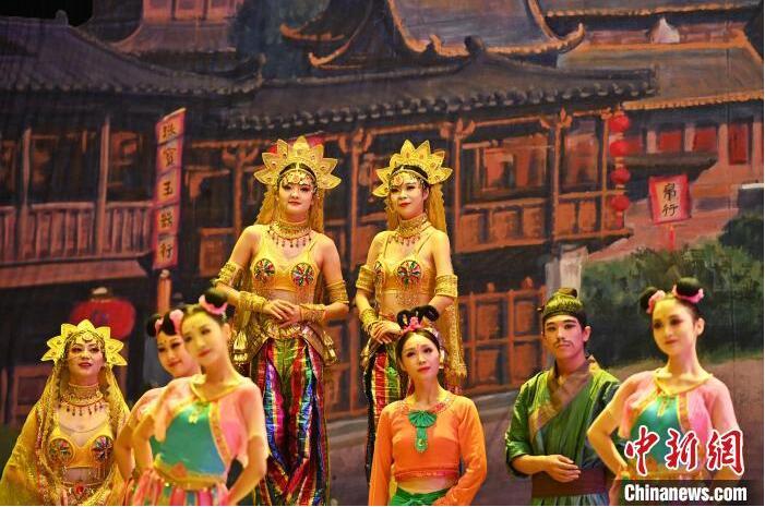 7月18日晚，中國(guó)經(jīng)典舞劇《絲路花雨》在甘肅蘭州黃河劇院進(jìn)行演出。中國(guó)經(jīng)典舞劇《絲路花雨》迎來(lái)45周年，7月17日-8月4日在蘭州開(kāi)啟為期多天的駐場(chǎng)演出。該舞劇取材于敦煌莫高窟壁畫(huà)，集中國(guó)霓裳羽衣舞、敦煌舞、印度舞、黑巾舞、波斯馬鈴舞等于一身，自1979年演出至今，該劇先后在40多個(gè)國(guó)家和地區(qū)演出近4000場(chǎng)，觀眾550多萬(wàn)人次。中新社記者 李亞龍 攝</p>
<p>