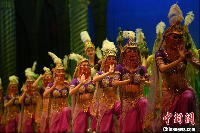 7月18日晚，中國(guó)經(jīng)典舞劇《絲路花雨》在甘肅蘭州黃河劇院進(jìn)行演出。中國(guó)經(jīng)典舞劇《絲路花雨》迎來(lái)45周年，7月17日-8月4日在蘭州開(kāi)啟為期多天的駐場(chǎng)演出。該舞劇取材于敦煌莫高窟壁畫(huà)，集中國(guó)霓裳羽衣舞、敦煌舞、印度舞、黑巾舞、波斯馬鈴舞等于一身，自1979年演出至今，該劇先后在40多個(gè)國(guó)家和地區(qū)演出近4000場(chǎng)，觀眾550多萬(wàn)人次。中新社記者 李亞龍 攝</p>
<p>