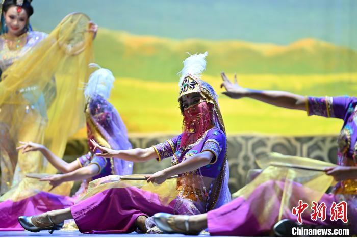 7月18日晚，中國(guó)經(jīng)典舞劇《絲路花雨》在甘肅蘭州黃河劇院進(jìn)行演出。中國(guó)經(jīng)典舞劇《絲路花雨》迎來(lái)45周年，7月17日-8月4日在蘭州開(kāi)啟為期多天的駐場(chǎng)演出。該舞劇取材于敦煌莫高窟壁畫(huà)，集中國(guó)霓裳羽衣舞、敦煌舞、印度舞、黑巾舞、波斯馬鈴舞等于一身，自1979年演出至今，該劇先后在40多個(gè)國(guó)家和地區(qū)演出近4000場(chǎng)，觀眾550多萬(wàn)人次。中新社記者 李亞龍 攝</p>
<p>