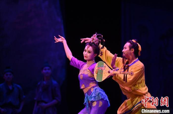 7月18日晚，中國(guó)經(jīng)典舞劇《絲路花雨》在甘肅蘭州黃河劇院進(jìn)行演出。中國(guó)經(jīng)典舞劇《絲路花雨》迎來(lái)45周年，7月17日-8月4日在蘭州開(kāi)啟為期多天的駐場(chǎng)演出。該舞劇取材于敦煌莫高窟壁畫(huà)，集中國(guó)霓裳羽衣舞、敦煌舞、印度舞、黑巾舞、波斯馬鈴舞等于一身，自1979年演出至今，該劇先后在40多個(gè)國(guó)家和地區(qū)演出近4000場(chǎng)，觀眾550多萬(wàn)人次。中新社記者 李亞龍 攝</p>
<p>