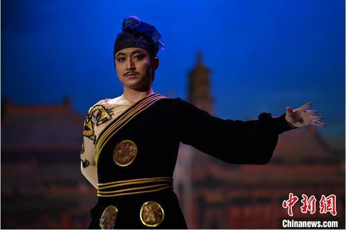 7月18日晚，中國(guó)經(jīng)典舞劇《絲路花雨》在甘肅蘭州黃河劇院進(jìn)行演出。中國(guó)經(jīng)典舞劇《絲路花雨》迎來(lái)45周年，7月17日-8月4日在蘭州開(kāi)啟為期多天的駐場(chǎng)演出。該舞劇取材于敦煌莫高窟壁畫(huà)，集中國(guó)霓裳羽衣舞、敦煌舞、印度舞、黑巾舞、波斯馬鈴舞等于一身，自1979年演出至今，該劇先后在40多個(gè)國(guó)家和地區(qū)演出近4000場(chǎng)，觀眾550多萬(wàn)人次。中新社記者 李亞龍 攝