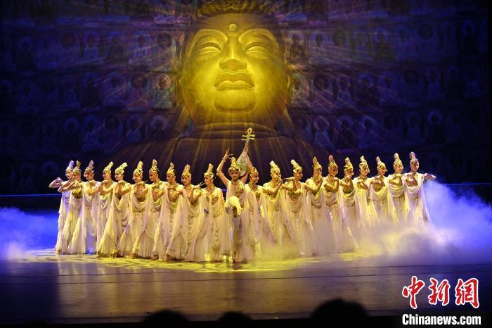 7月18日晚，中國經(jīng)典舞劇《絲路花雨》在甘肅蘭州黃河劇院演出。李亞龍 攝