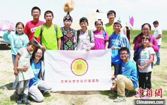 圖為蘭州大學文化行者團隊走進民族社區(qū)。(資料圖)蘭州大學供圖