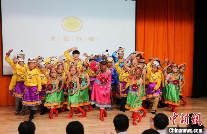 圖為蘭州大學文化行者團隊走進民族社區(qū)，開展系列活動。(資料圖)蘭州大學供圖
