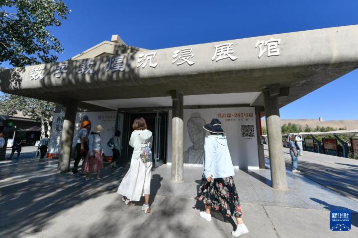 7月22日，游客排隊進(jìn)入“尋境敦煌——數(shù)字敦煌沉浸展”場館。新華社記者 郎兵兵 攝</p>
<p>