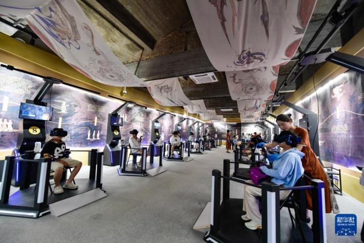 7月22日，游客線下體驗(yàn)“尋境敦煌——數(shù)字敦煌沉浸展”。新華社記者 郎兵兵 攝</p>
<p>