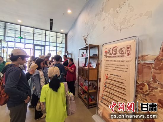 近日，玉門關遺址景區(qū)開啟了一場精彩紛呈的玉關詩詞挑戰(zhàn)賽，吸引眾多游人參與其中。玉門關遺址景區(qū)供圖