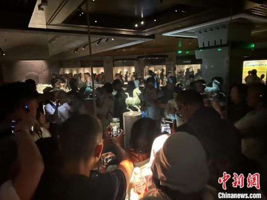 8月17日至23日，“濃濃民族情 兩岸一家親”臺灣同胞參訪團甘肅行交流活動在甘肅展開。圖為臺胞參觀甘肅省博物館。中新社記者 閆姣 攝