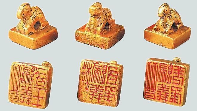 從左至右依次為“晉歸義羌侯”金印、“晉歸義氐王”金印、“魏歸義氐侯”金印