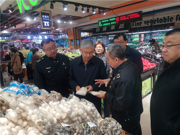 圖為市委常委、市紀(jì)委書記、市監(jiān)委主任張學(xué)勇調(diào)研食品安全責(zé)任包保企業(yè)西部天地商貿(mào)有限責(zé)任公司.jpg