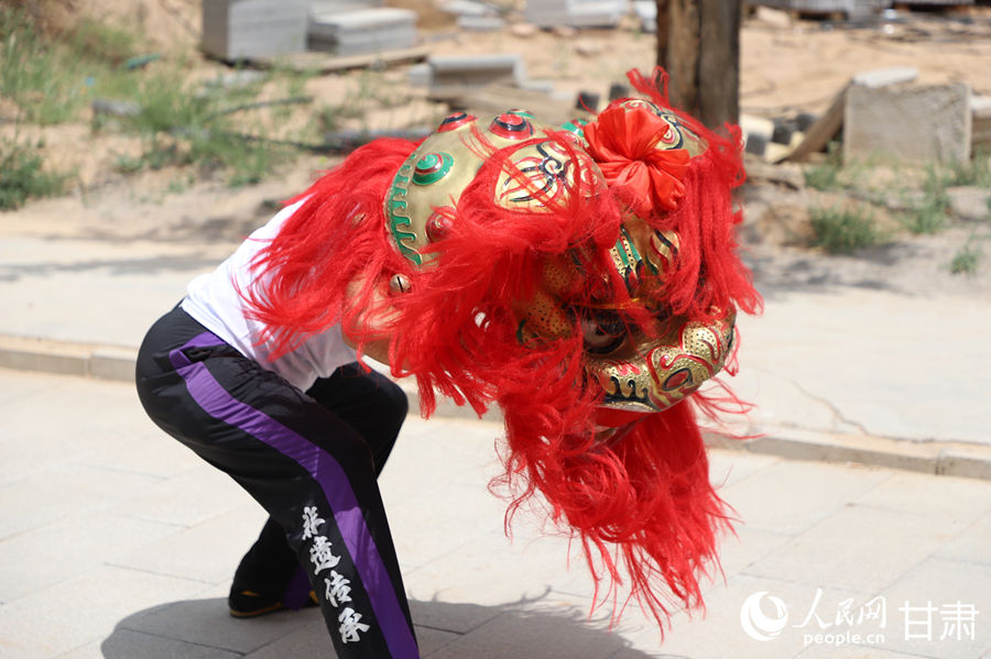 柴宗峰在桃林村展示蘭州北獅風(fēng)采。人民網(wǎng)記者 焦隆攝
