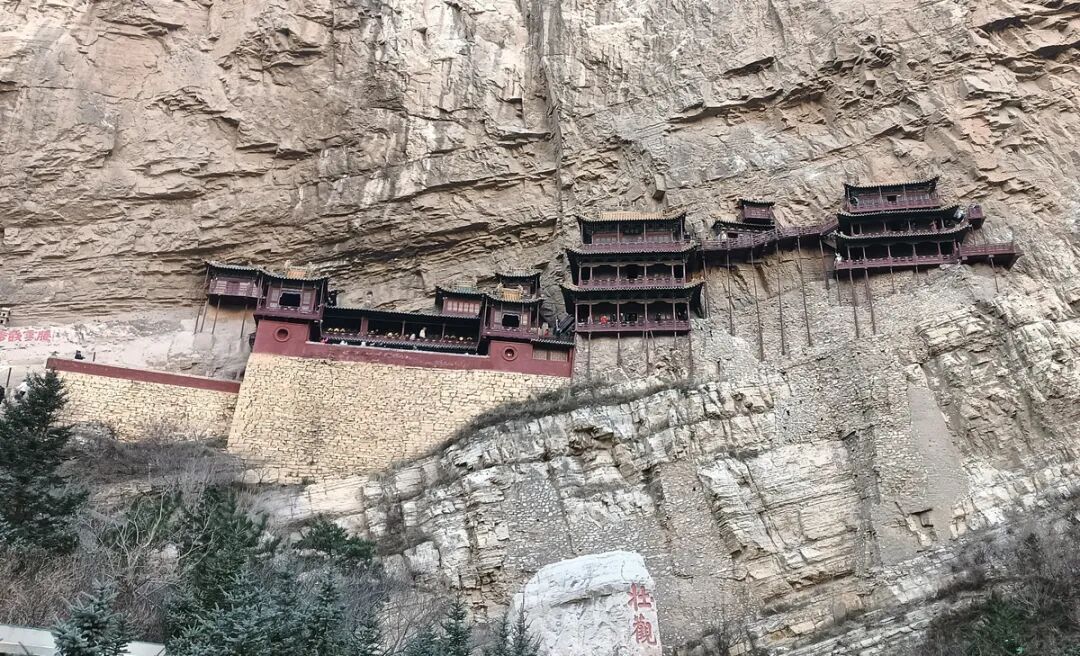央視曝光懸空寺景區(qū)亂象：門(mén)票售罄后還能加價(jià)代買(mǎi)、黑車(chē)攬客到落石區(qū)拍照…當(dāng)?shù)鼗貞?yīng)